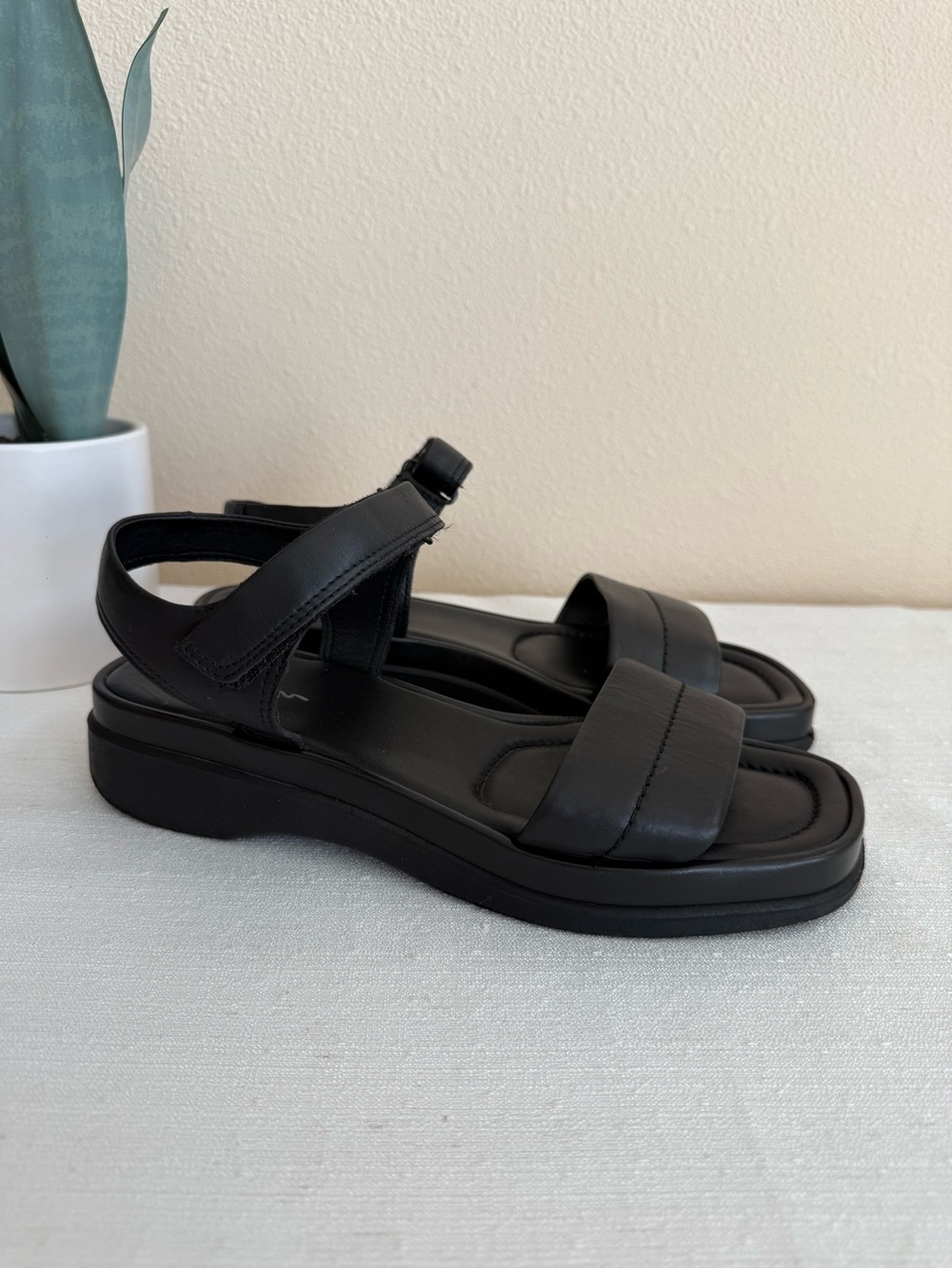 Ecco Black Leather Platform Sandals - Women's Strap Comfort US9-9.5
